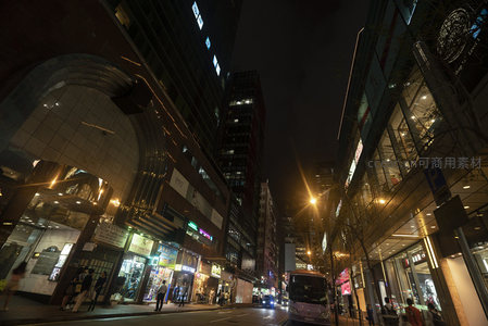 仰角拍摄港岛夜街，现代商场与街铺灯光交织成光之峡谷