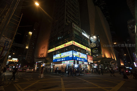 尖沙咀十字路口夜拍，7-Eleven与大型广告屏辉映繁忙都市脉搏