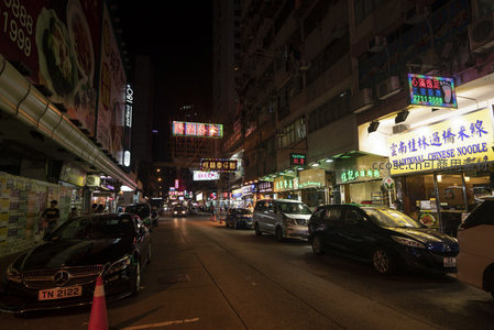 深水埗夜街一瞥，传统面馆与豪车并置的多元香港街头生态