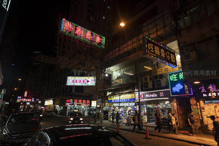 香港旺角夜市霓虹灯街景，车流人流交织的繁华都市夜生活