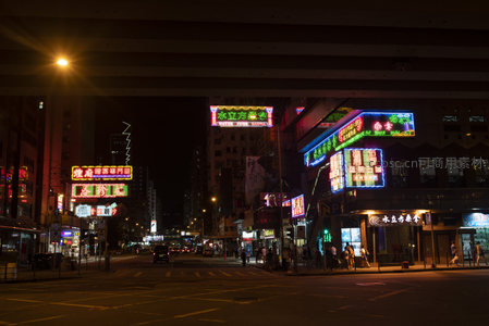 深水埗夜间街角霓虹璀璨，传统商铺与现代光影交织的城市脉搏