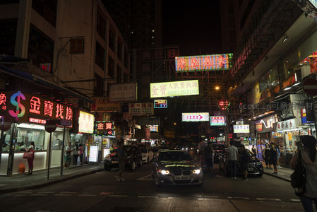 油麻地夜市街景实录，金宝找换与人民币兑换招牌映照市井百态