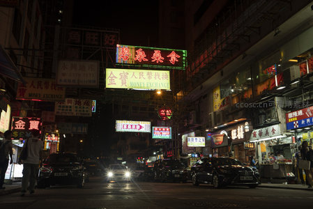 弥敦道夜色下的霓虹丛林，旺角商圈招牌层叠如赛博朋克现实版