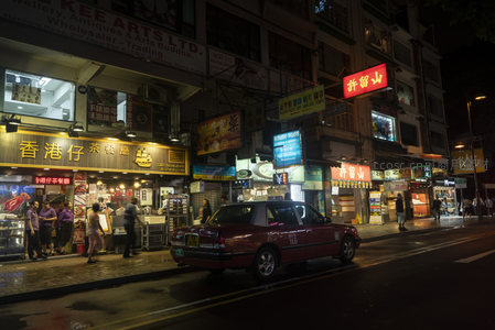 湾仔夜市街角，茶餐厅与古董店并列的怀旧港风街景