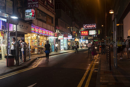 油麻地砵兰街夜景， Canon广告与中药铺共存的多元街巷