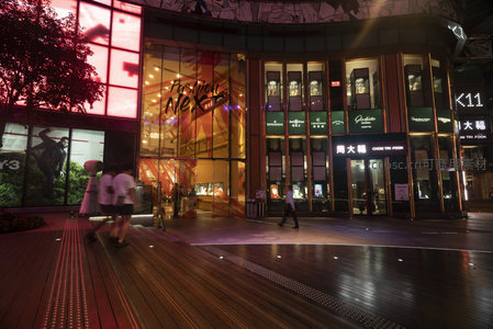 时尚新锐店铺林立，K11夜间商业街区人流如织