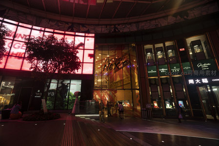 弧形LED屏与绿植共生，K11夜间艺术商业空间特写