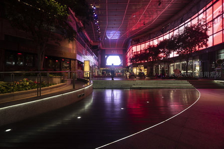 空旷广场倒影如镜，K11穹顶结构与霓虹光影交响