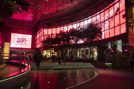 清洁工劳作于光影舞台，K11夜间运营日常纪实