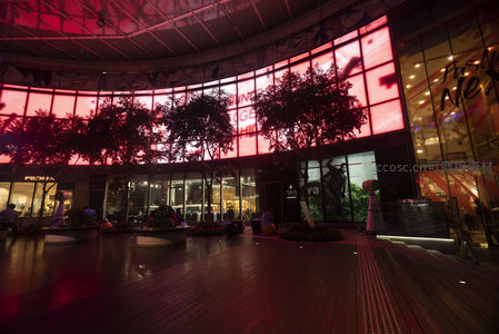 K11购物艺术中心夜景，红色光影幕墙与绿植交织的现代商业空间