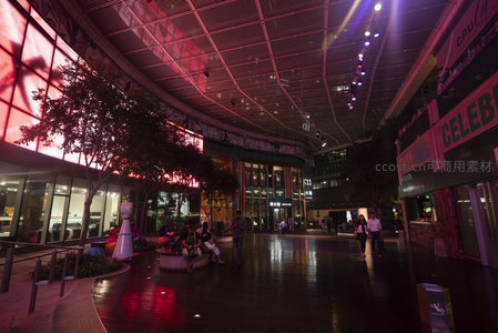 K11艺术购物中心夜景广角，紫红光晕笼罩的开放街区与行人剪影
