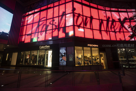 Calvin Klein与FEDON店铺外立面特写，红色LED巨幕下的时尚品牌展示