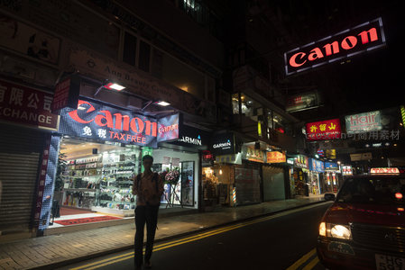  Canon免税店夜景街拍，红出租车驶过霓虹闪烁的相机专卖店