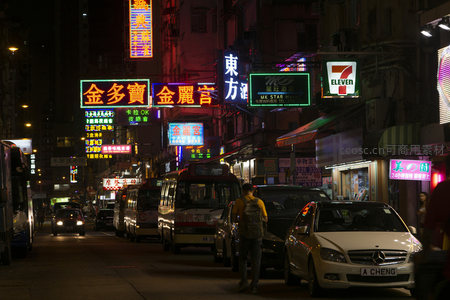 旺角霓虹灯海：金多宝、金丽宫与7-Eleven交织的都市夜色