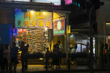 同仁堂药坊夜市门面：LED点阵屏与传统药铺共存的街角风景