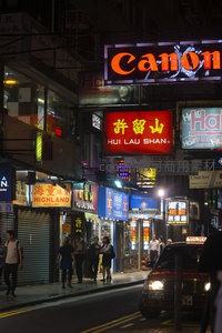 红绿灯下的许留山与Highland珠宝店，夜色中的港岛街巷
