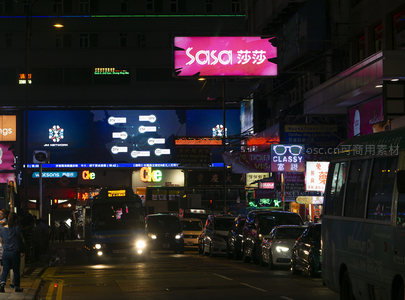 莎莎广告牌下繁忙港岛街道夜景车流
