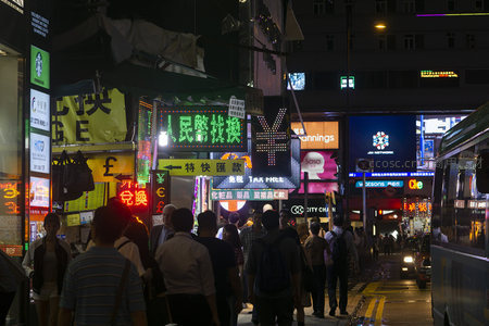 旺角行人道霓虹招牌林立夜市人潮涌动