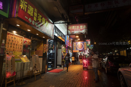 香港夜市霓虹灯下的街巷美食与药房招牌