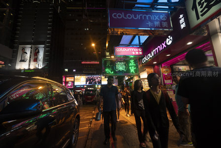 卡莱美彩妆店前人流涌动，高楼林立夜色璀璨