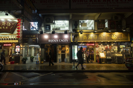 香港夜市街景：霓虹灯下的茶餐厅与行人剪影