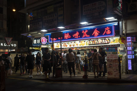 龙津风味美食店前人潮涌动：夜市小吃摊热闹非凡