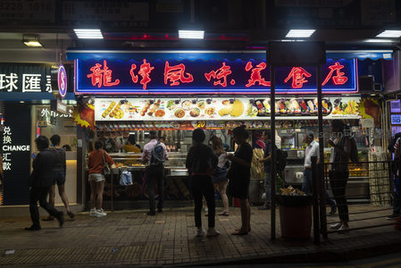 霓虹璀璨的香港夜市摊位：食客排队享地道风味