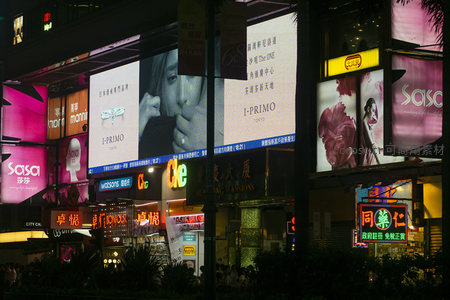 尖沙咀夜景中I-PRIMO珠宝广告与Sasa海报交织的商业幕墙