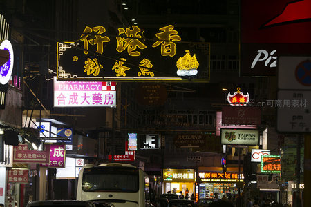 砵甸乍街夜市灯火通明，‘孖港香粉蛋点’金匾高悬引人注目