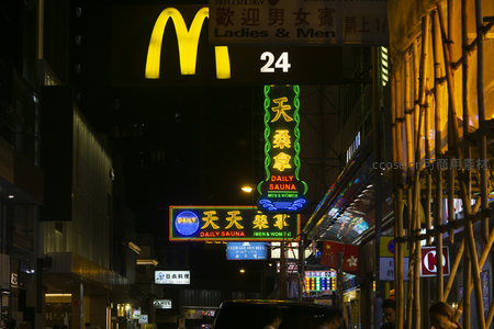 麦当劳金拱门与天天桑拿霓虹并置，竹棚脚手架下的香港夜间街景