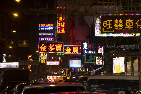 密集霓虹招牌下的香港街巷，7-Eleven与金多宝交相辉映