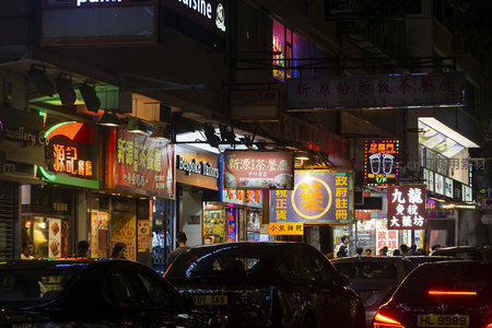 繁体中文霓虹招牌林立的香港夜市街角实拍