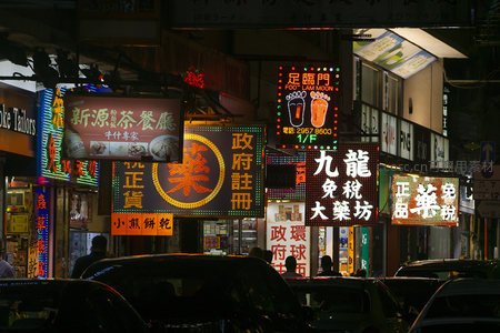 密集霓虹招牌下的香港街巷夜景，充满市井烟火气