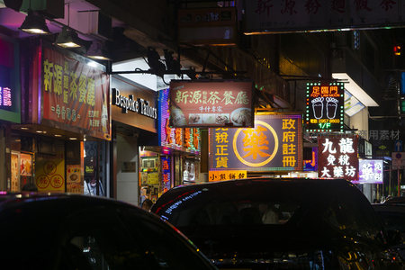 香港街头霓虹光影交织，传统与现代商业符号共存