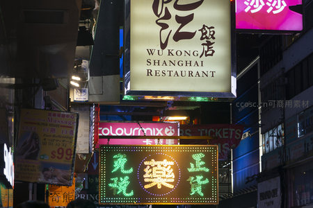 旺角夜市招牌林立，彩色LED灯牌营造浓厚港式市井气息