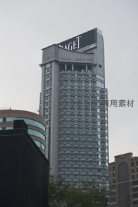 台北文华东方酒店PAIGET大楼，几何蜂窝幕墙在阴天中显现代奢华建筑美学
