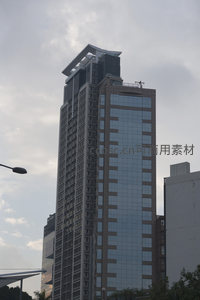 双塔式商务楼群特写，镜面玻璃与混凝土结构对比鲜明