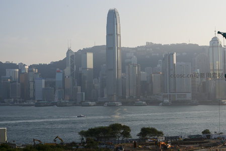 维港全景晨曦时分，国际金融中心等摩天楼群映衬山海之间