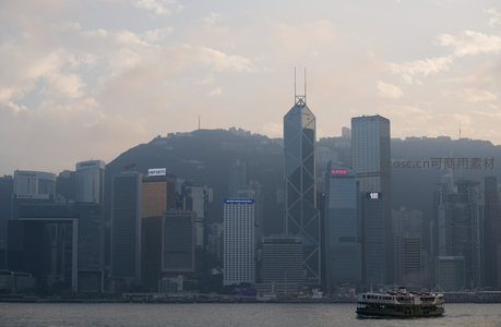 港岛金融区晨雾中的现代摩天楼群与渡轮