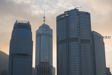 香港三座地标高楼剪影映衬日出暖光
