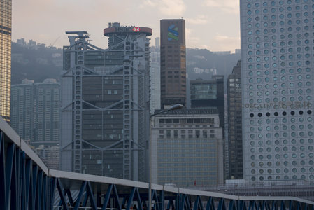 汇丰银行大厦与中银大厦近景对比航拍视角