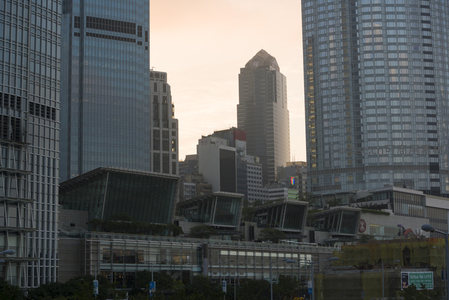 香港中环商业区黄昏街景与玻璃幕墙倒影