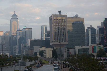 香港维多利亚港畔现代摩天大楼群黄昏城市景观