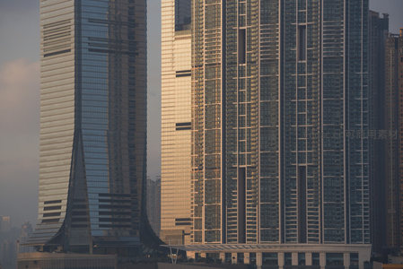 中环密集高层建筑群光影交错的垂直空间感