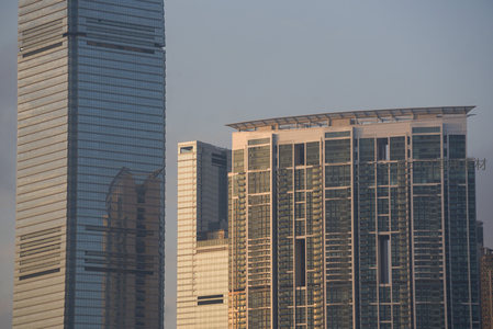 玻璃幕墙摩天楼群在晨光中反射城市轮廓，现代都市建筑美学典范