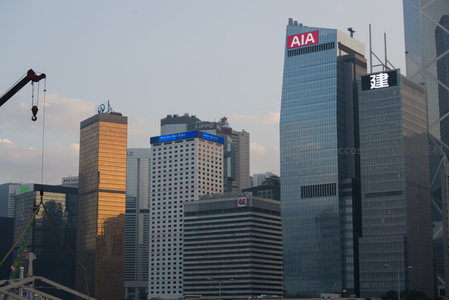 AIA中央广场与周边摩天楼群在黄金时刻闪耀，起重机点缀建设中的都市脉搏