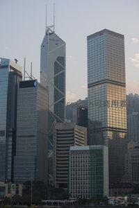 中银大厦独特几何造型矗立群楼之中，与汇丰银行大厦共构经典港岛天际线