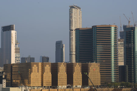 新建高层与在建工地交相辉映，金色幕墙建筑群展现城市扩张与更新进程