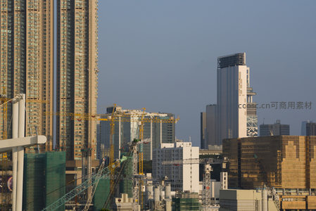 高楼林立都市天际线，塔吊穿梭于在建工地之间