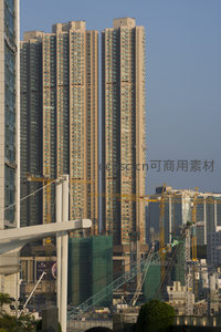 双子塔式高层住宅群落，阳光斜照映出温暖立面纹理